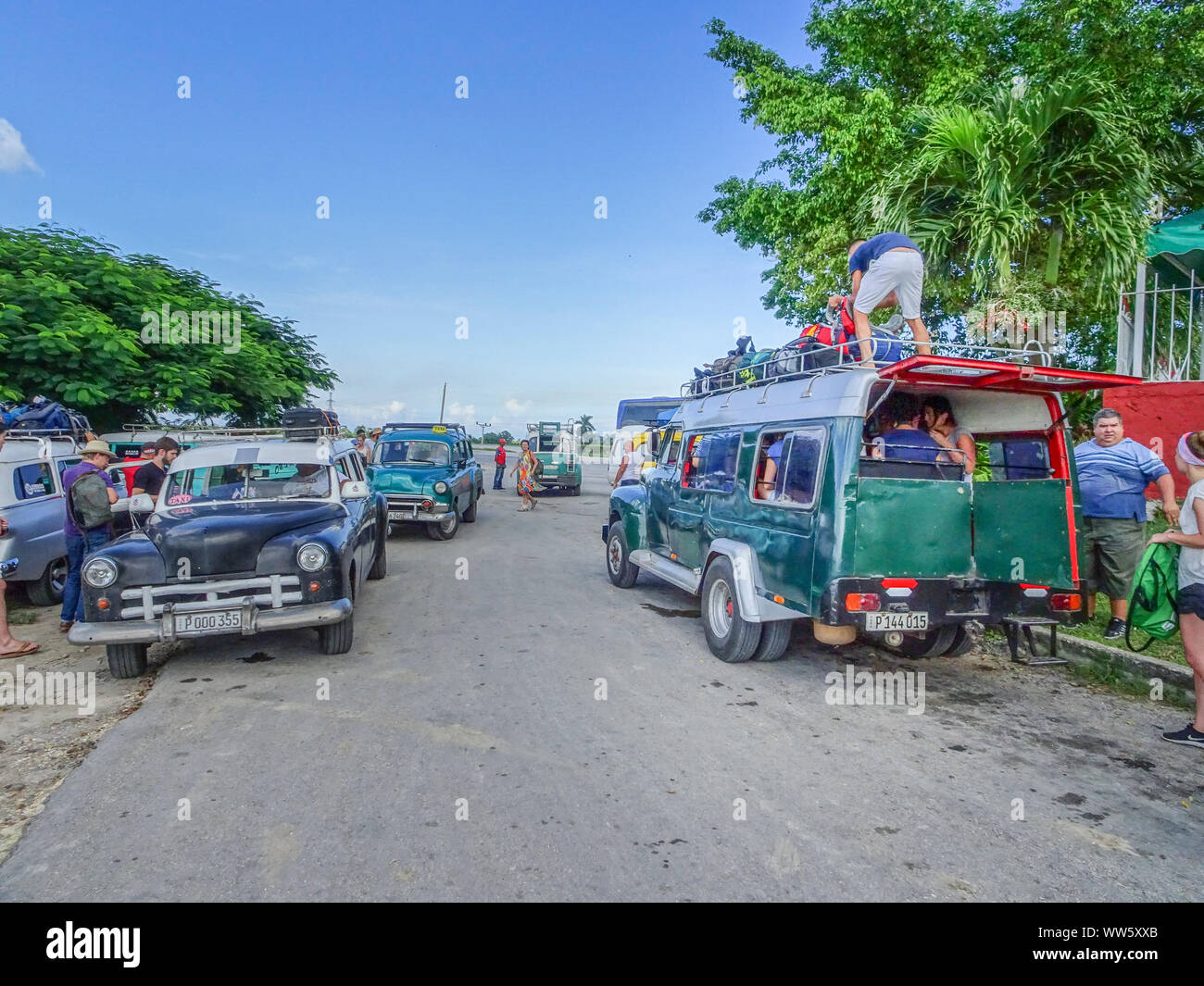 Collectivos à Cuba ce qui porte les touristes autour, un homme la fixation des bagages sur une voiture d'époque Collectivo. Cuba Banque D'Images