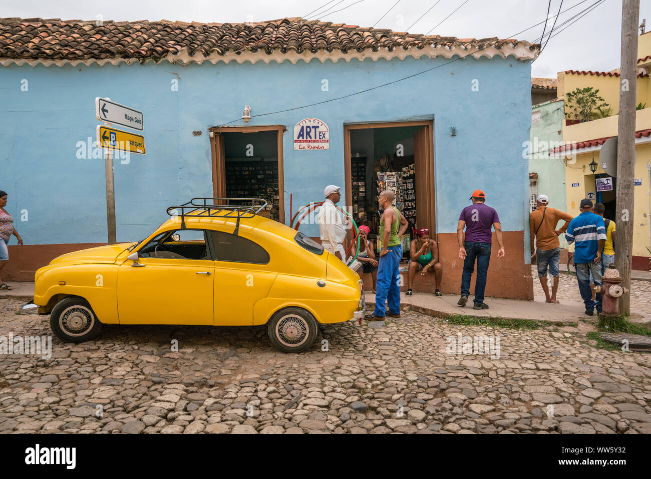 Voiture vintage jaune dans la rue pavées de Trinidad, Cuba Banque D'Images