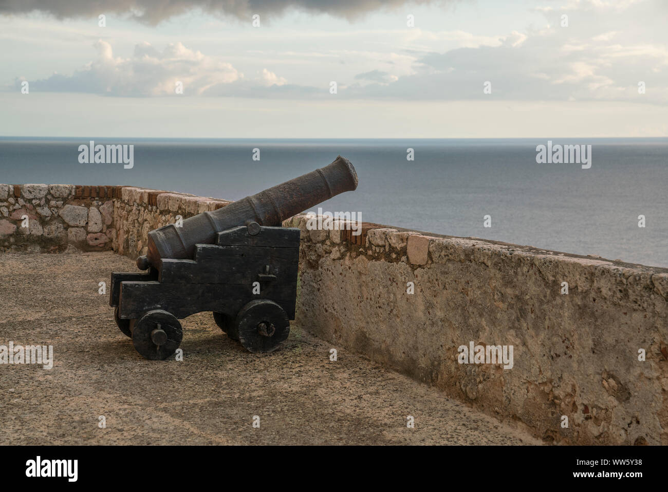 Cannon et vue depuis la forteresse de Santiago de Cuba, le Castillo San Pedro de la Roca, Cuba Banque D'Images