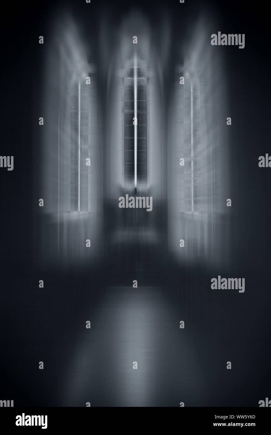 L'abrégé de l'aliénation de l'autel, et trois fenêtres bleues peints par Chagall à l'église Saint-Étienne de Mayence. Banque D'Images