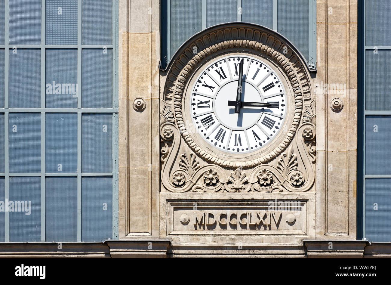 France, Paris, bâtiment de la gare, façade, statues, horloge, 15:01 Banque D'Images