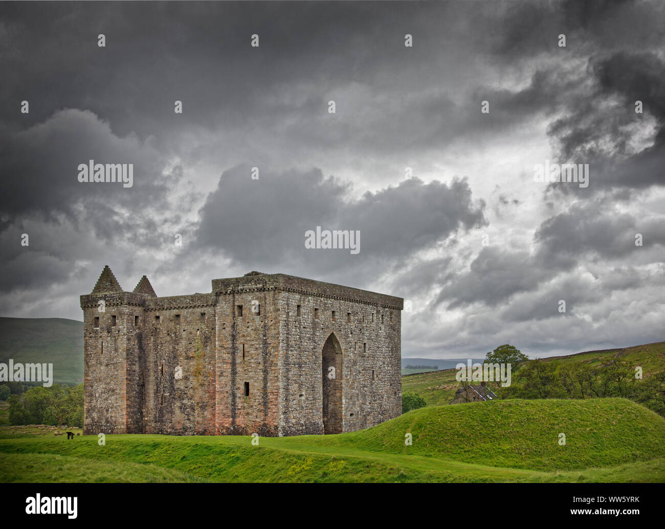 La Grande-Bretagne, l'Écosse, les ruines du château d'Hermitage, nuageux, digital traitées Banque D'Images