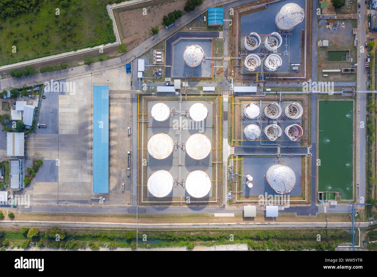 Vue aérienne de l'industrie chimique de réservoir de stockage et un camion-citerne dans wailting dans l'industrie de l'huile pour transférer à la station de gaz. Banque D'Images