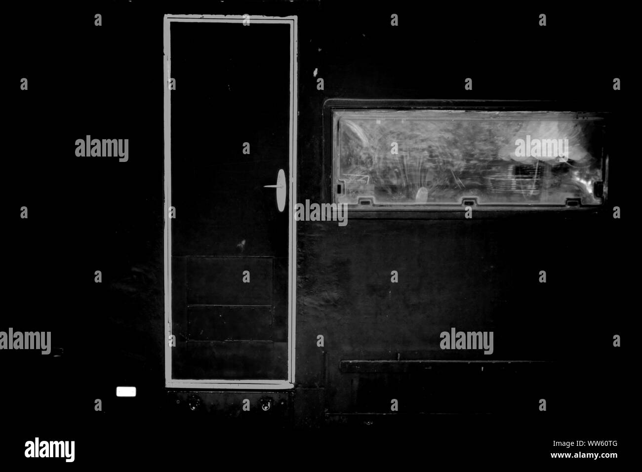 Une pièce sombre van ou camping-avec porte avant et fenêtre, Banque D'Images