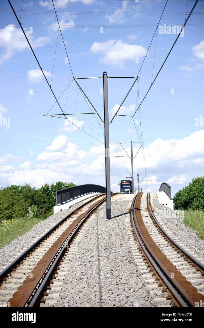Un tramway roulant au-dessus de la tête de pont d'un nouveau pont construit pour les tramways Banque D'Images