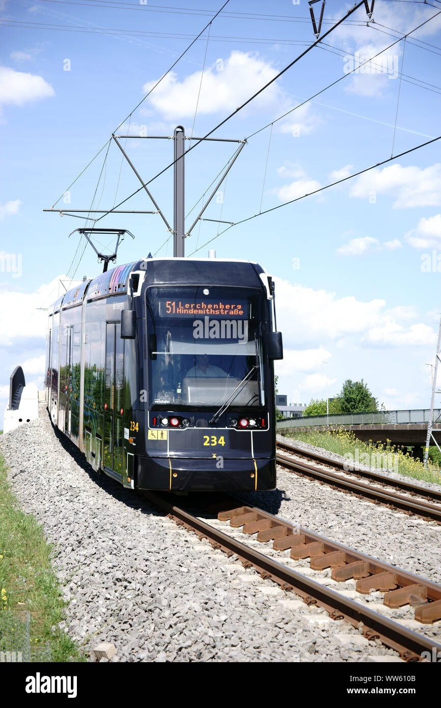 Un tramway roulant au-dessus de la tête de pont d'un nouveau pont construit pour les tramways. Banque D'Images