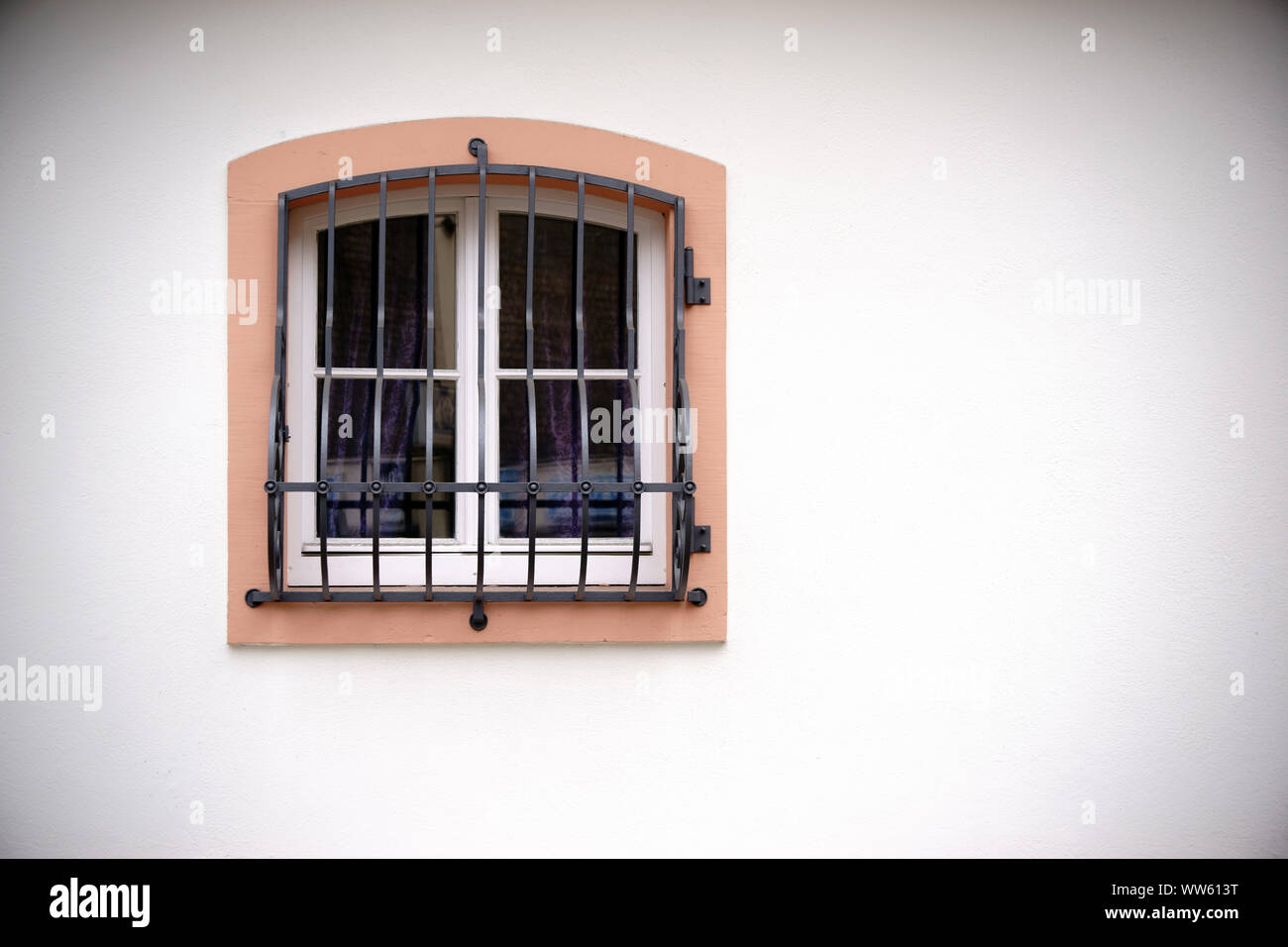 Une fenêtre avec grille de fenêtre à un simple bâtiment anguleux, Banque D'Images