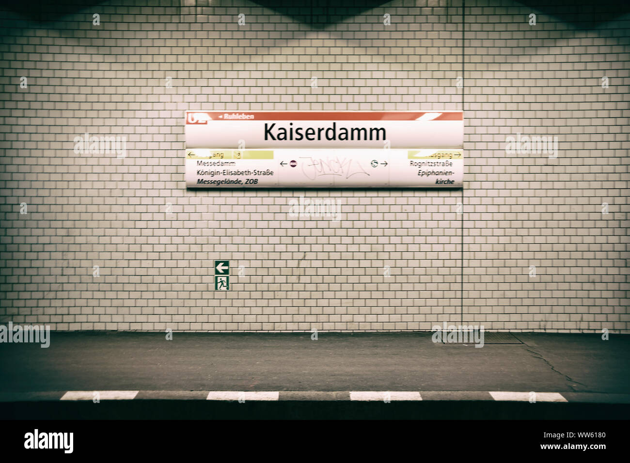 Le signe de la station de métro Kaiserdamm carrelée à Berlin, Banque D'Images