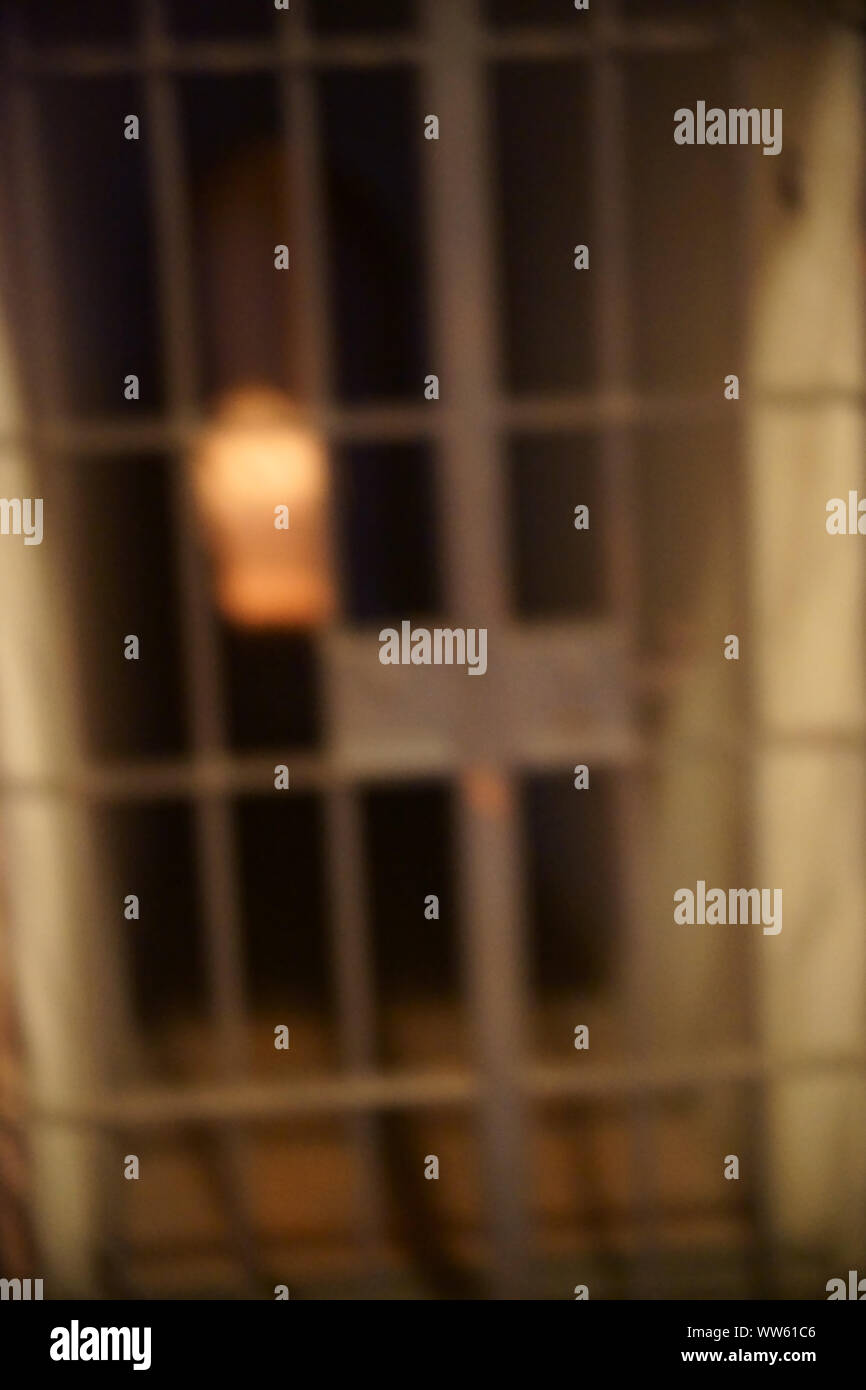 Dans une crypte sombre avec un porte grille est une lumière dans le coin sombre, Banque D'Images