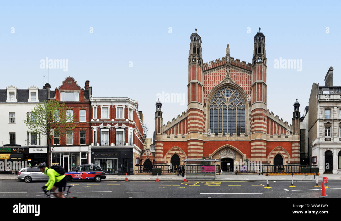 En Angleterre, Royaume-Uni, Londres, Sloane Street et sa sainte Trinité Eglise en représentation linéaire, multi-perspective streetline, photographie Banque D'Images