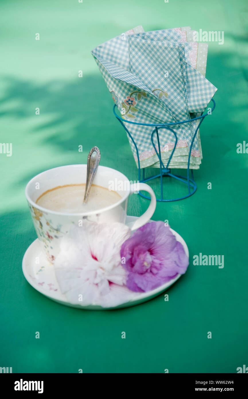 Anniversaire Bricolage Décoration, tasse à café, les fleurs, les abat-jour en tant que porte-serviettes Banque D'Images