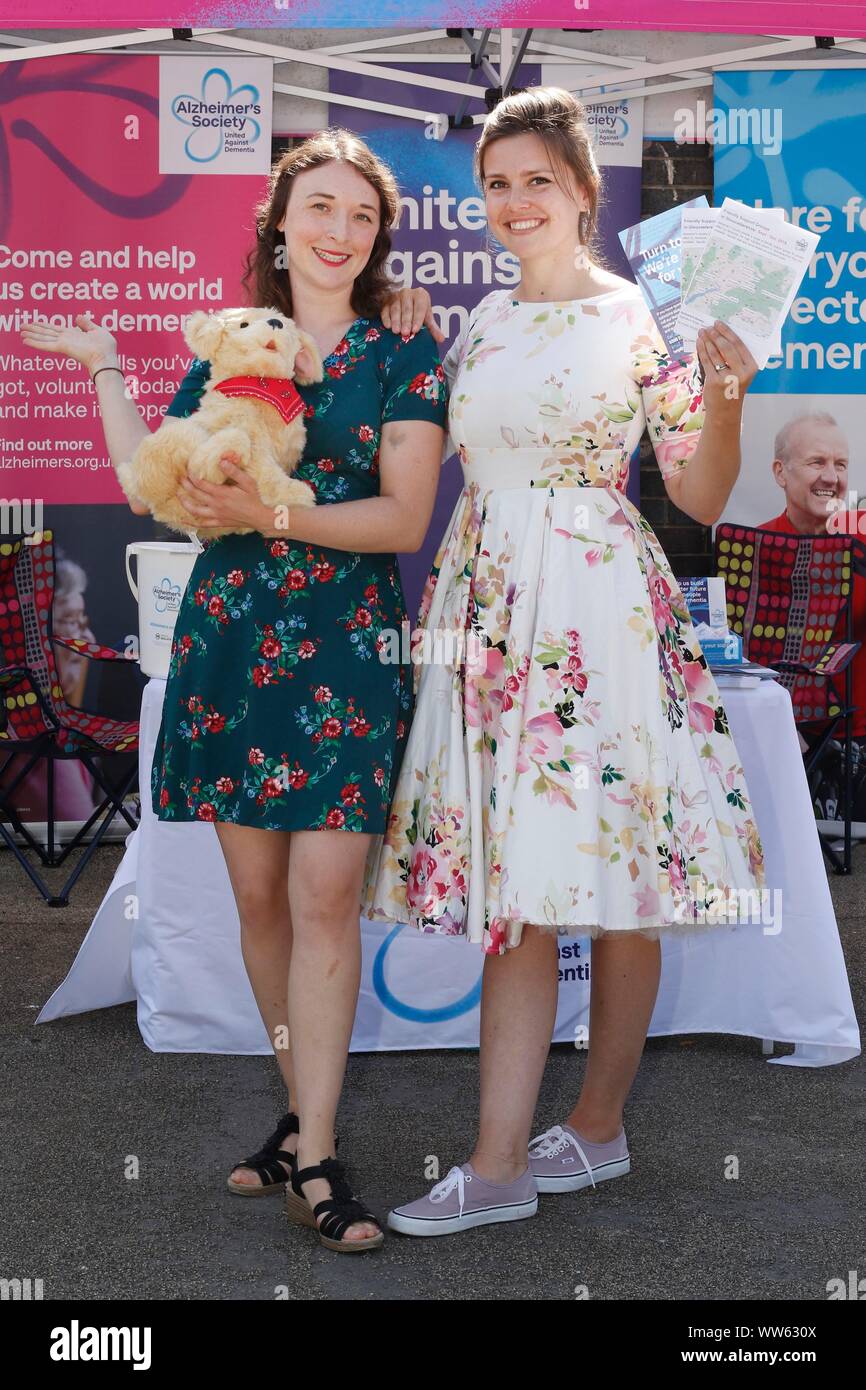 Katherine Hargreaves et Rachel Wright, campagnes de financement avec la Société Alzheimer, le maire de Gloucester est la charité de l'année, habillé en style des années 1950 Banque D'Images