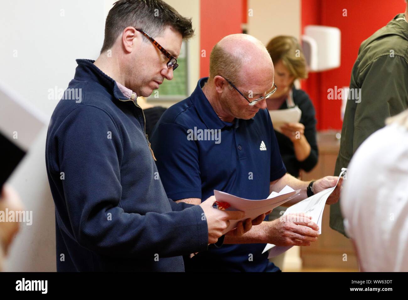 Le personnel enseignant l'occasion de voir les résultats de cette année, quelques instants avant que les élèves arrivent, au GCSE résultats journée à Balcarras Academy, Cheltenham. 22/08/20 Banque D'Images