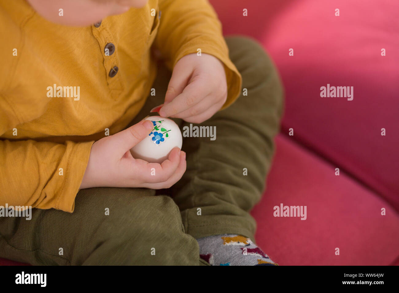 Enfant, collant autocollant, œufs de Pâques Banque D'Images