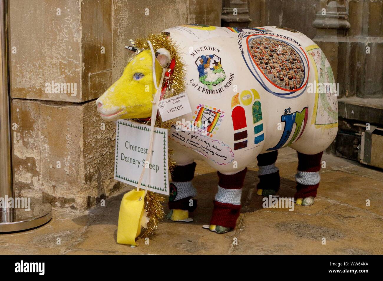 Cirecester Doyenné de Dall, l'un des moutons décorés sur afficher dans la cathédrale de Gloucester, dans le cadre du Bon Pasteur, dans lequel toutes les Église de Banque D'Images