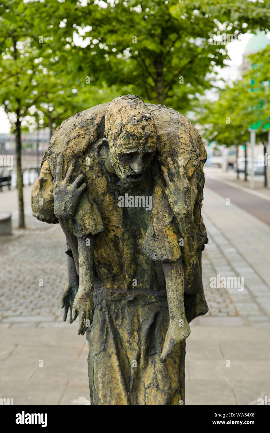 L'une des statues Famine Memorial à North Dock, Dublin, Irlande Photo