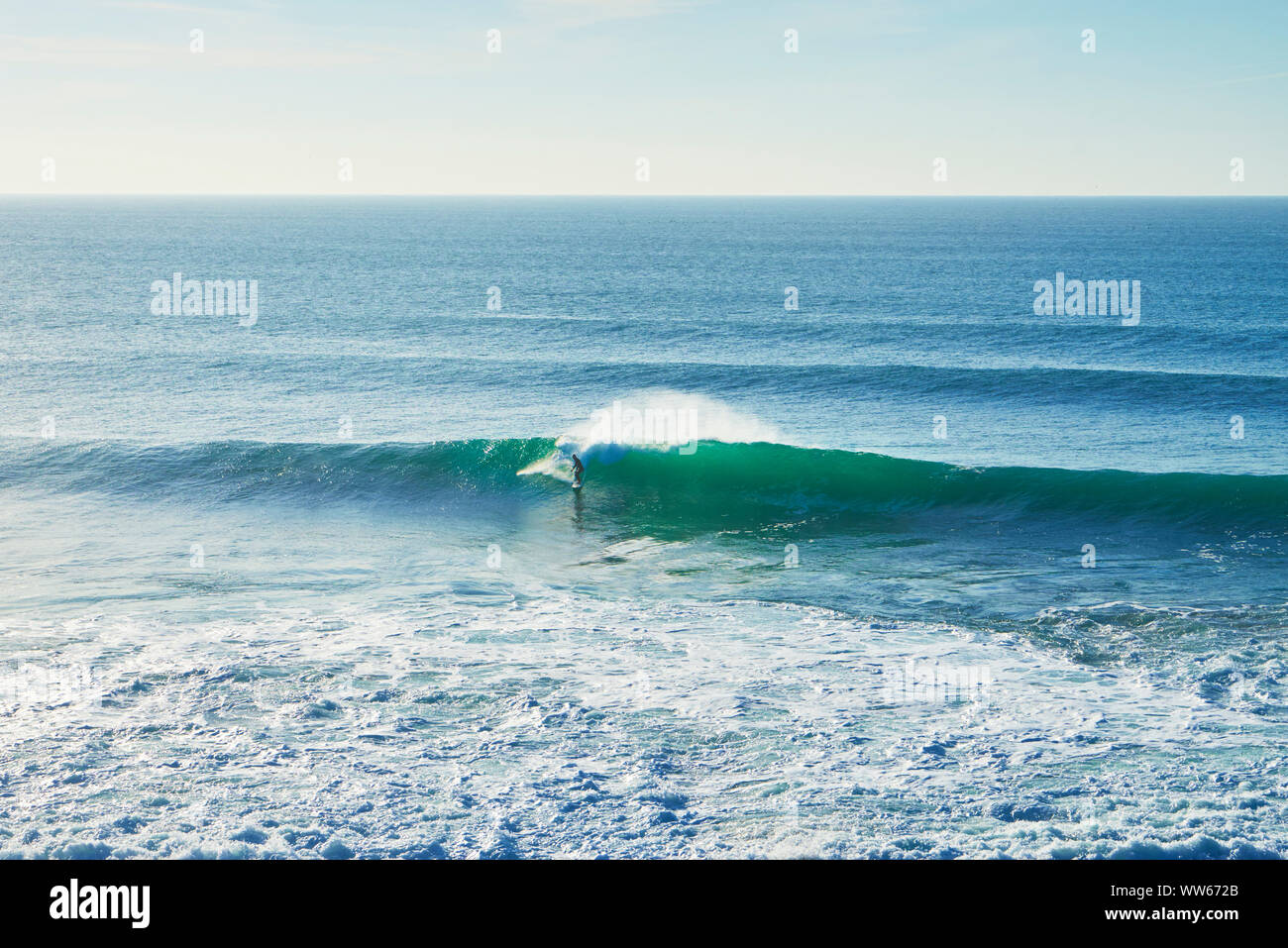 Surfeur sur une grosse vague dans la mer Banque D'Images