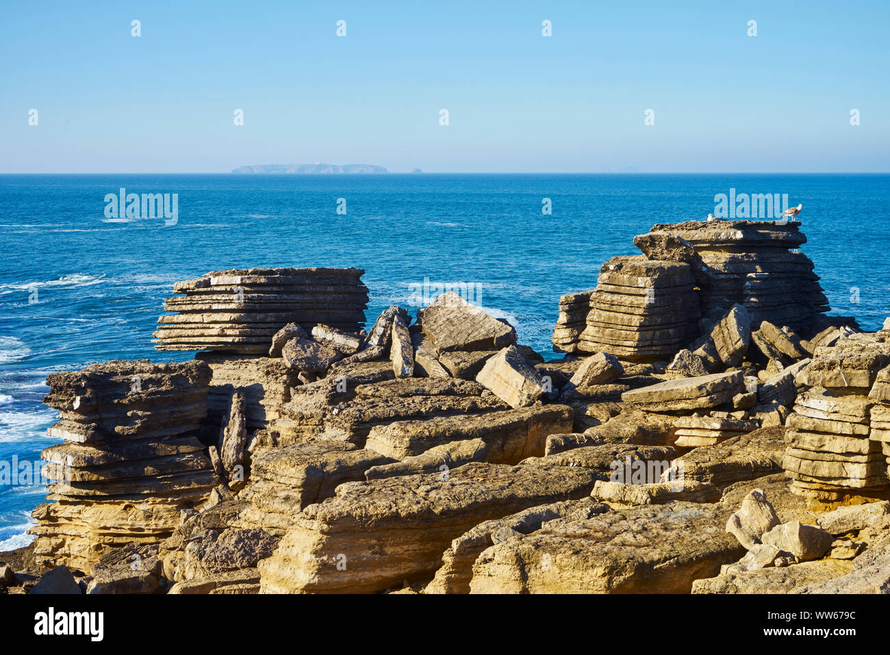 Falaises et rochers de la mer, île dans l'arrière-plan Banque D'Images