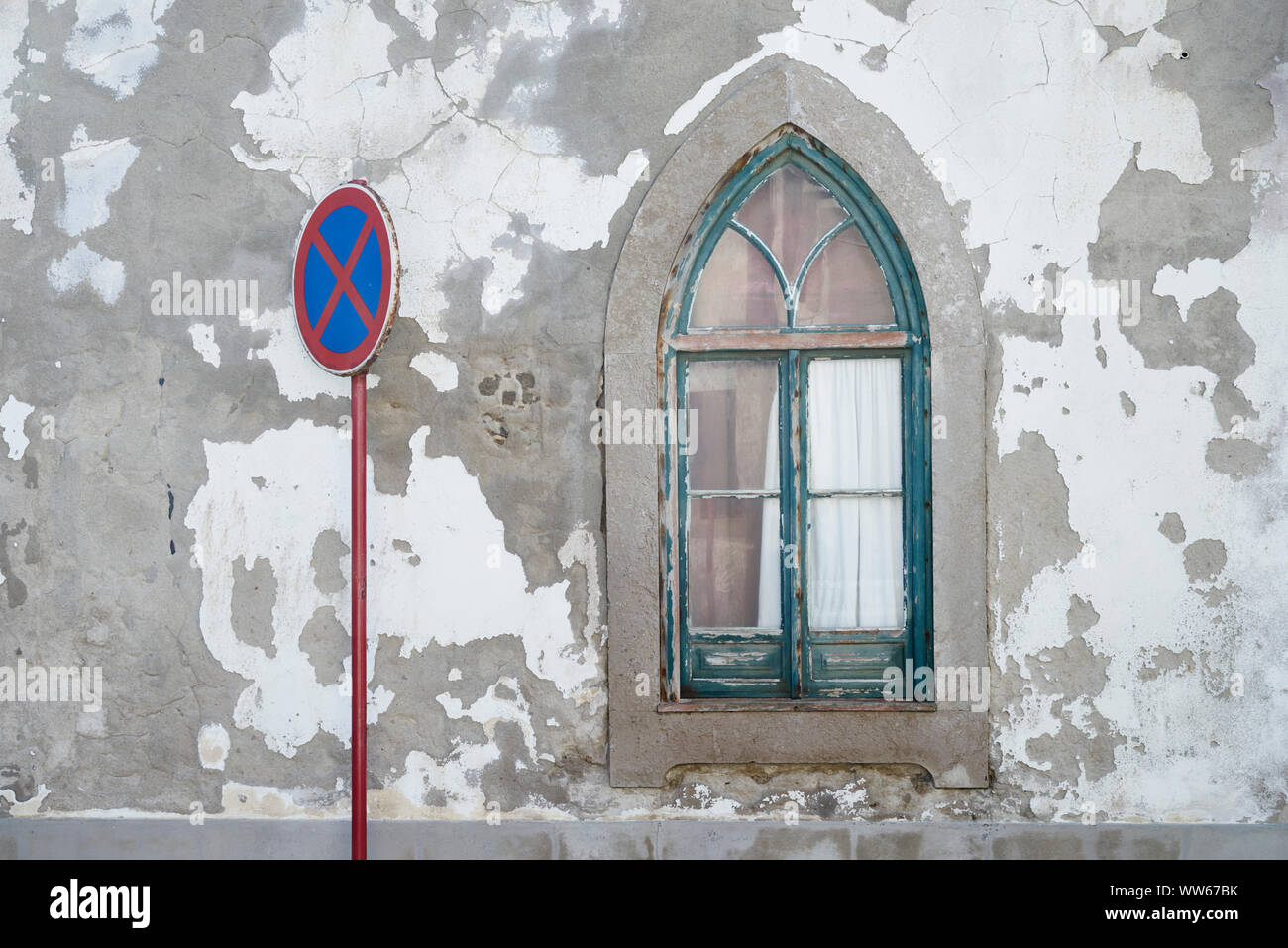 Aucun signe de stationnement sur rue, mur d'une maison, fenêtre, Gothique Banque D'Images