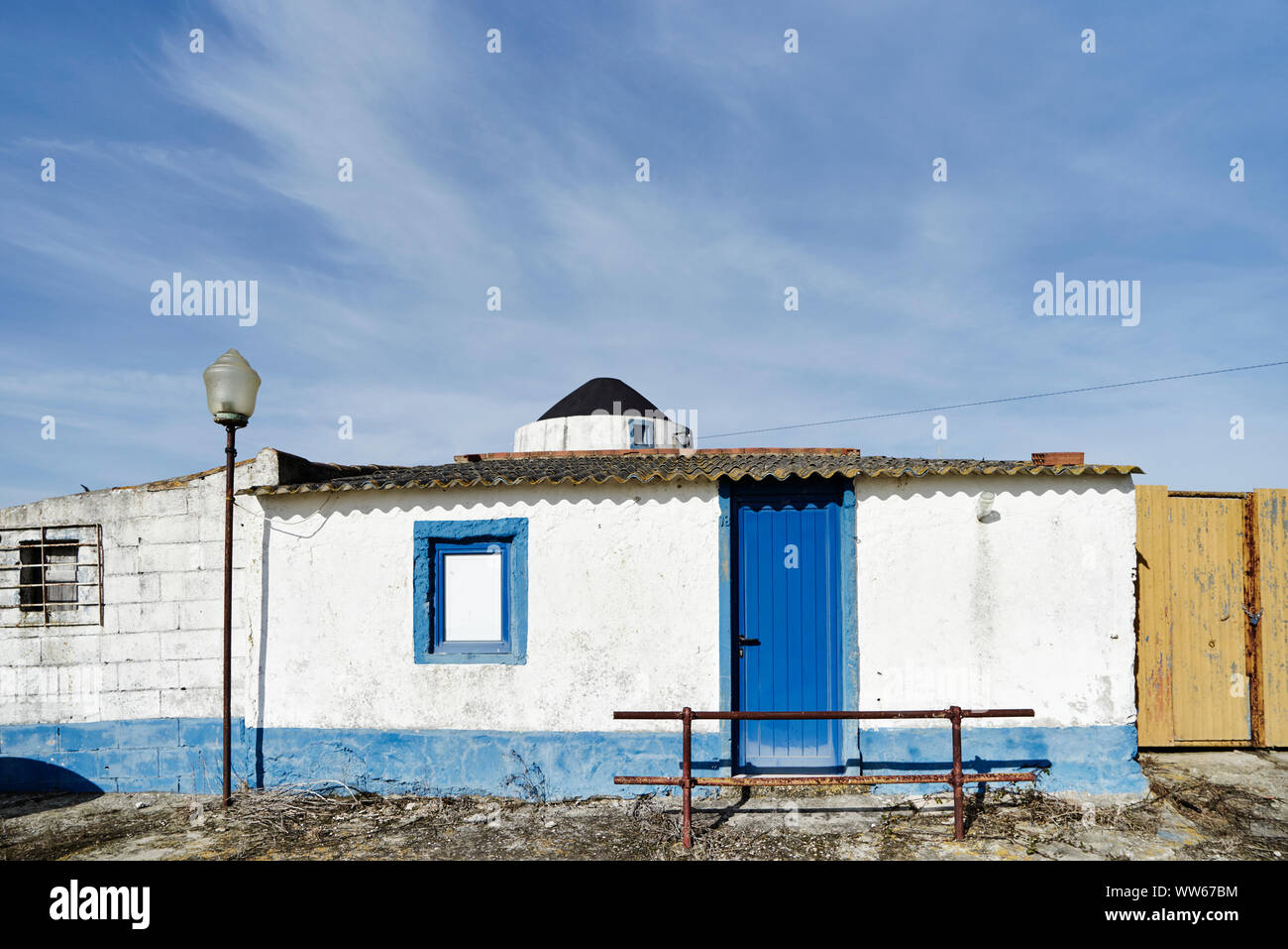 Ancien moulin avec un mur, ciel bleu avec des nuages Banque D'Images