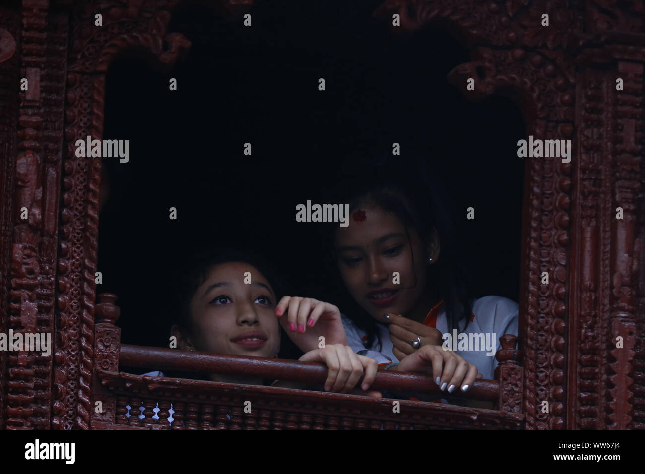 Katmandou, Népal. 13 Sep, 2019. Ancienne déesse vivante Kumari (L) observe l'Indra Jatra, fête célébrée en l'honneur de l'Indra, le Roi des cieux et Seigneur de la pluie et de récolte dans la région de Katmandou, Népal le vendredi 13 septembre, 2019. Credit : Skanda Gautam/ZUMA/Alamy Fil Live News Banque D'Images