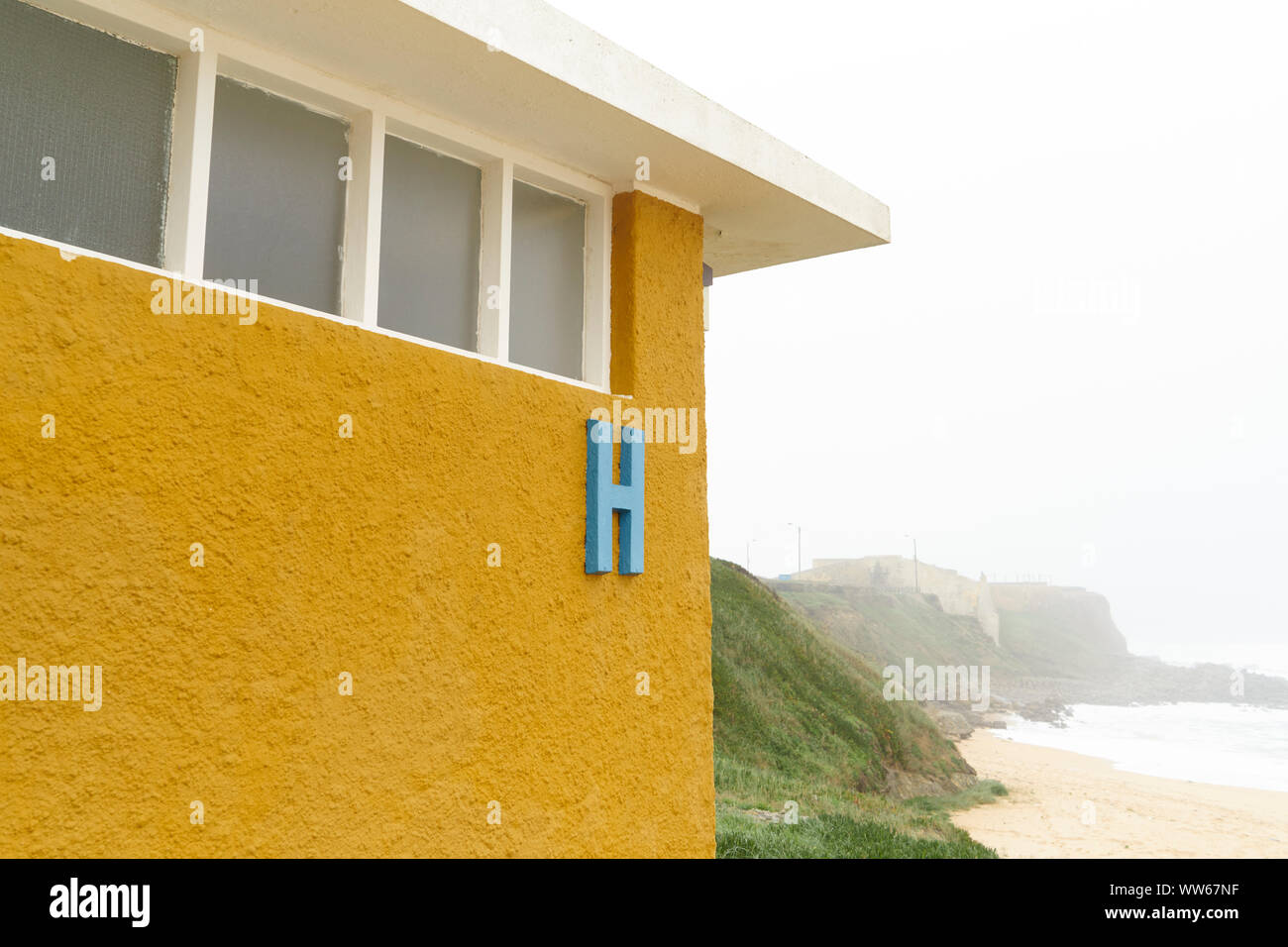 Toilettes des hommes sur la plage, le brouillard, la brume Banque D'Images