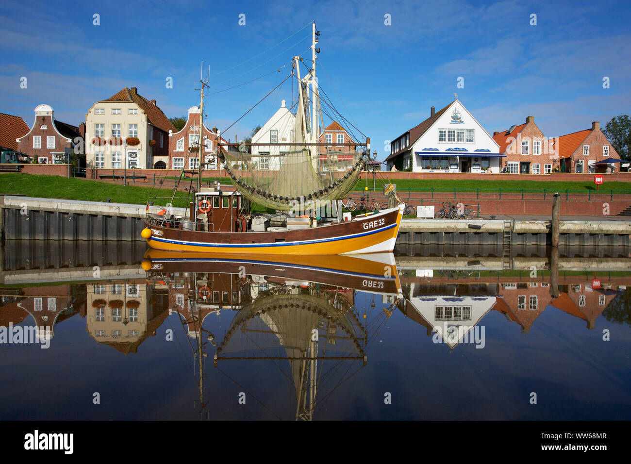 Bateau de crevettes dans le port de Greetsiel en Frise orientale. Banque D'Images
