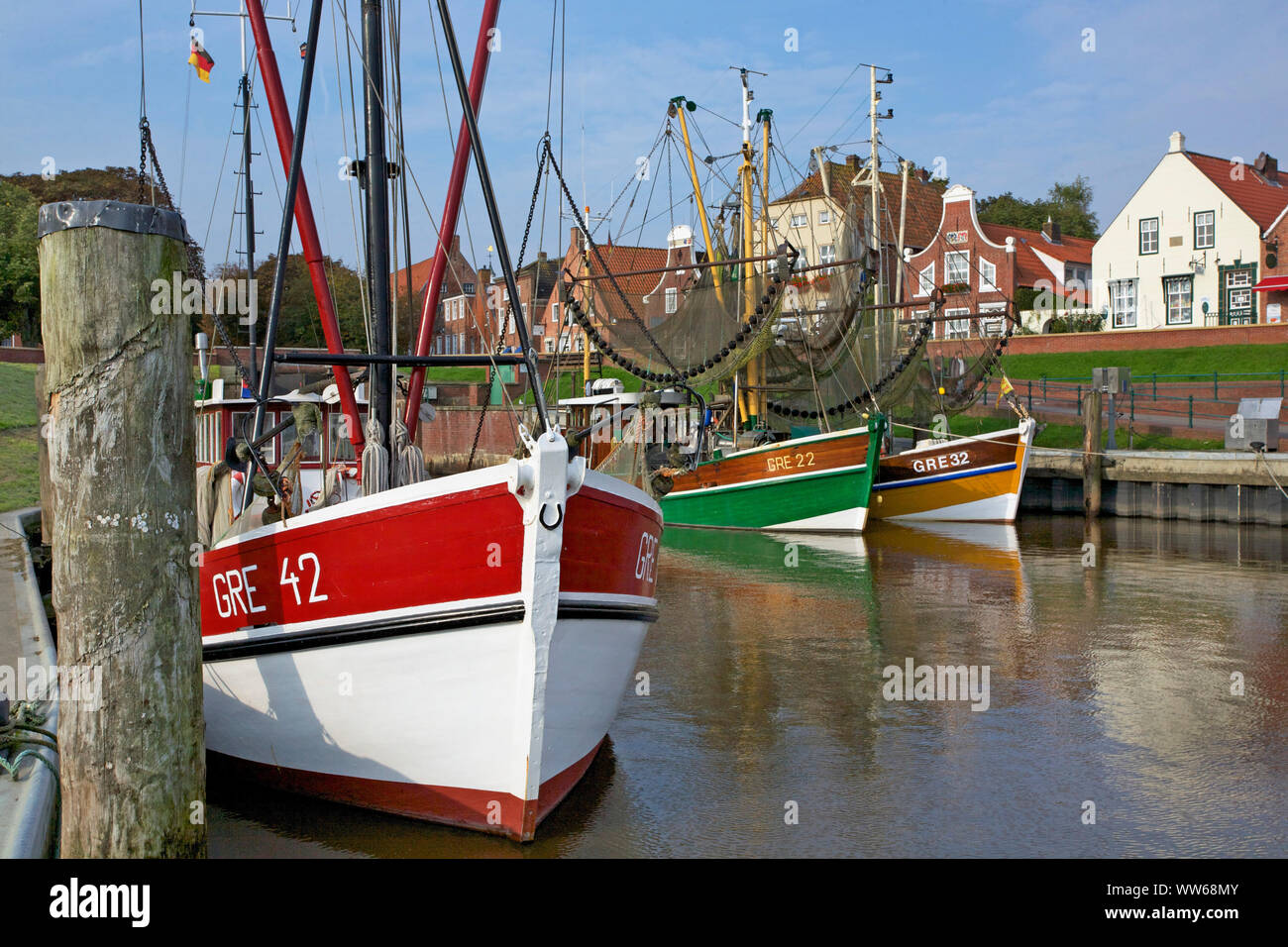Bateau de crevettes dans le port de Greetsiel en Frise orientale. Banque D'Images