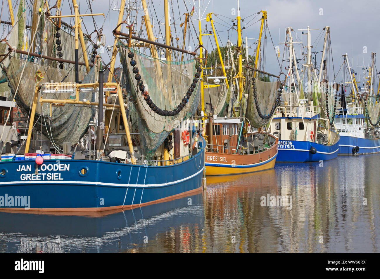 La flotte de bateaux de crevettes dans le port de Greetsiel en Frise orientale. Banque D'Images