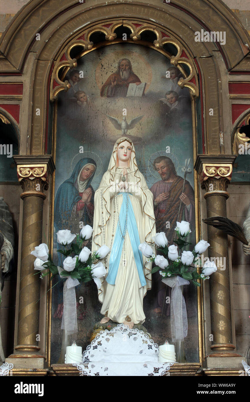 Notre Dame de Lourdes, statue sur l'autel de la Sainte Famille à l'église de la Saint-nicolas dans Dubrovcak Lijevi, Croatie Banque D'Images