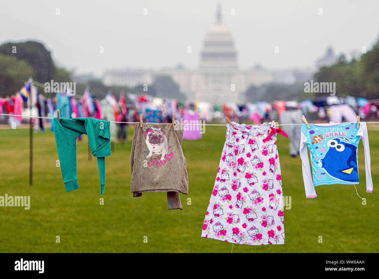 Washington DC, USA - 9 juin 2019 : Séparation de la famille des protestations. Lave-symbolique cordons avec un petit vêtements pour enfants à côté du bâtiment de Capitol. Banque D'Images