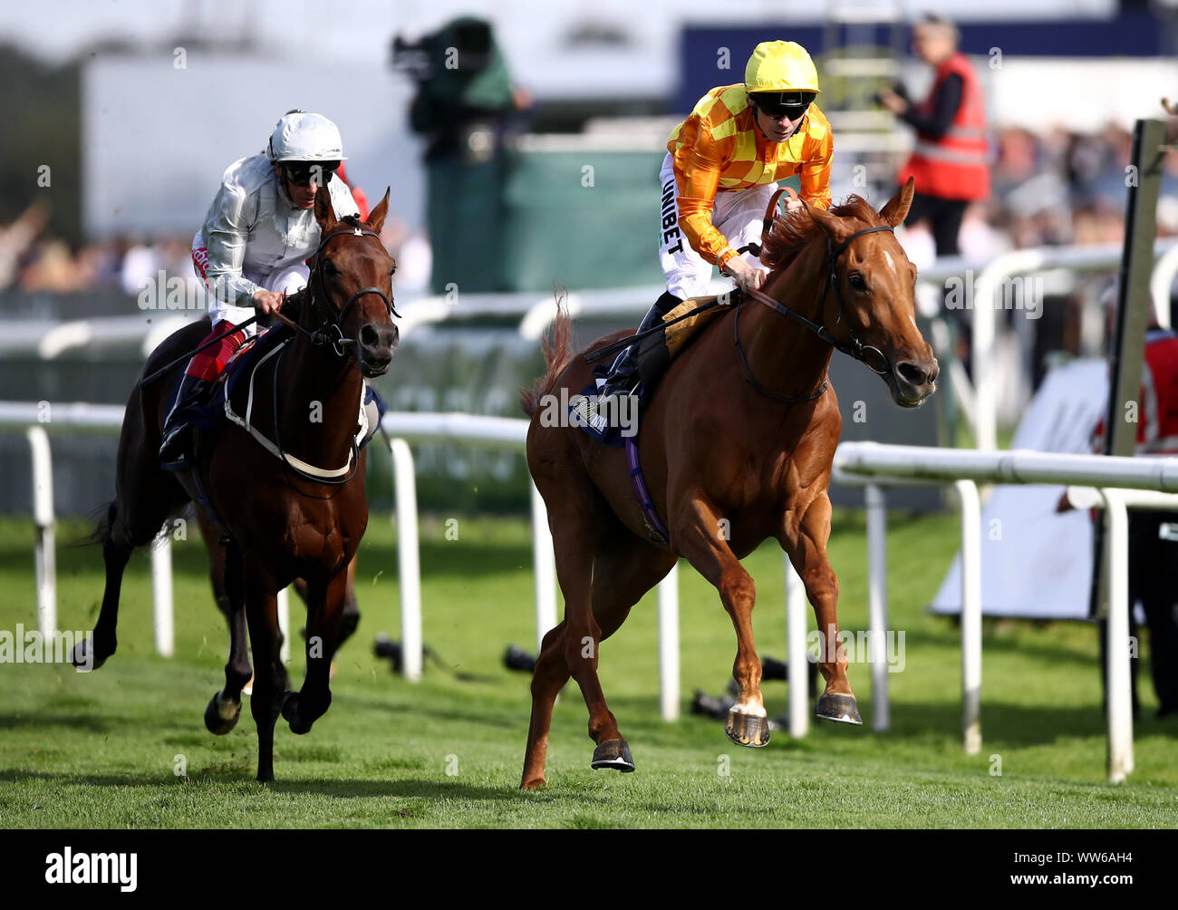 Lion Endormi monté par Jamie Spencer (à droite) remporte le Mallard William Hill pendant trois jours de handicap le William Hill St Leger Festival à Hippodrome de Doncaster. Banque D'Images