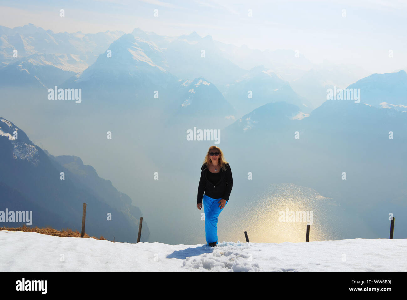 Portrait d'une femme debout dans les montagnes, Suisse Banque D'Images