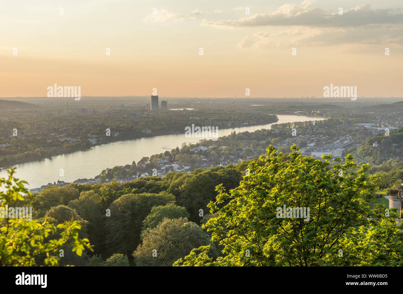 L'Allemagne, en Rhénanie du Nord-Westphalie, Bad Honnef, Rhin, vue en direction de Bonn dans la soirée Banque D'Images