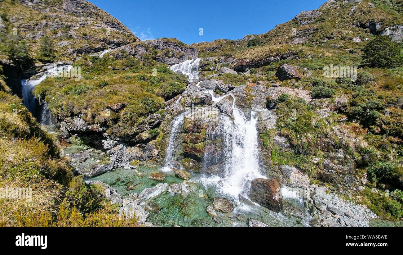 Cascade de montagne sur la Routeburn Track en Nouvelle-Zélande Banque D'Images