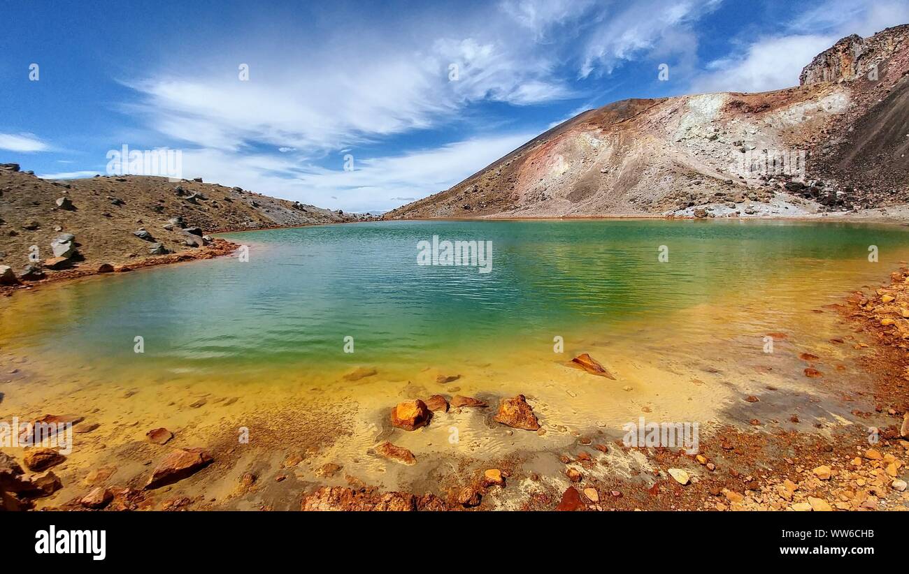 Avis de grand lac vert dans un paysage volcanique, traversée de Tongariro en Nouvelle-Zélande Banque D'Images