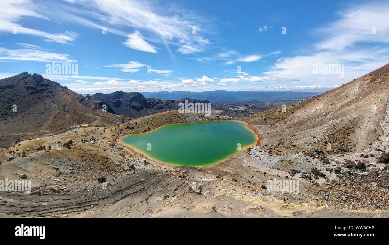 Avis de grand lac vert dans un paysage volcanique, traversée de Tongariro en Nouvelle-Zélande Banque D'Images