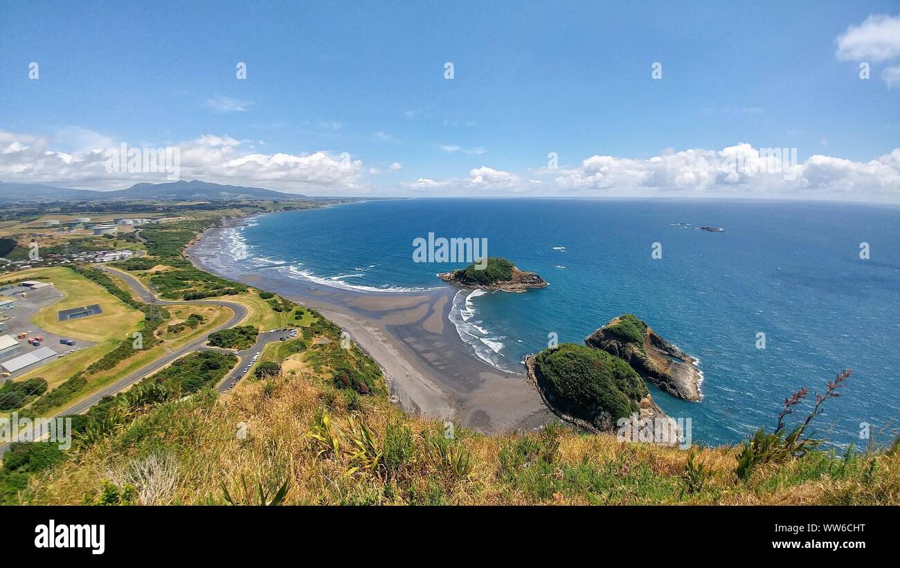 Vue depuis Paritutu Rock sur un paysage côtier à New Plymouth, Nouvelle-Zélande Banque D'Images