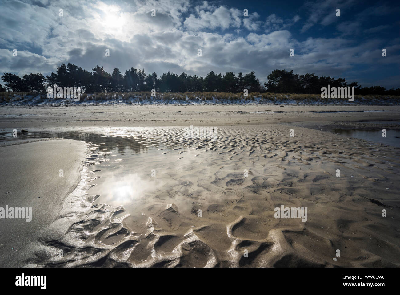 Lumière du soir à la mer Baltique et d'une exposition longue, Soleil couchant branches irradiés et de l'eau de mer, de vagues sur la plage Banque D'Images