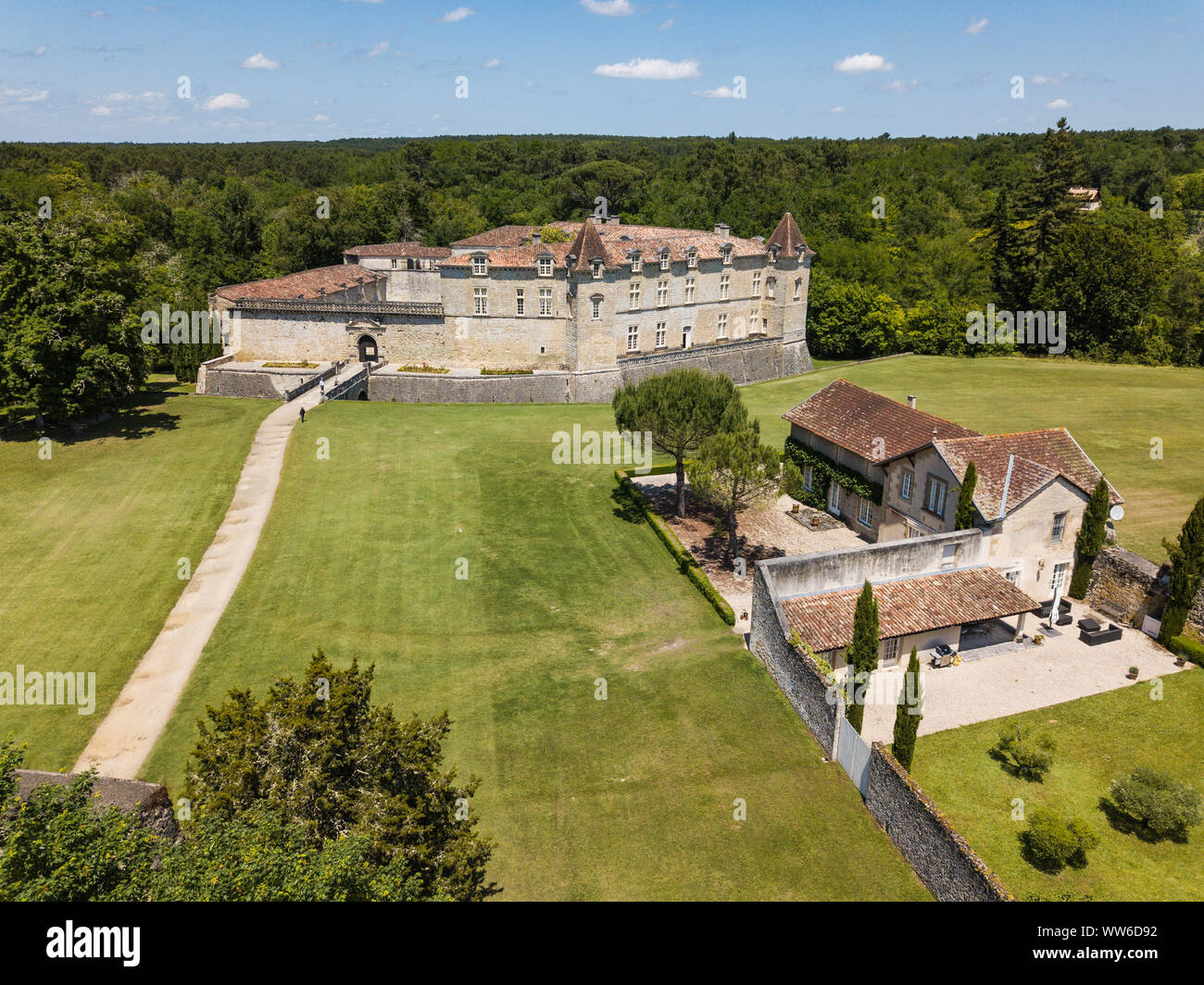 Vue aérienne de l'ancien château fort de Château de Cazeneuve, Préchac, région de Bordeaux, France Banque D'Images