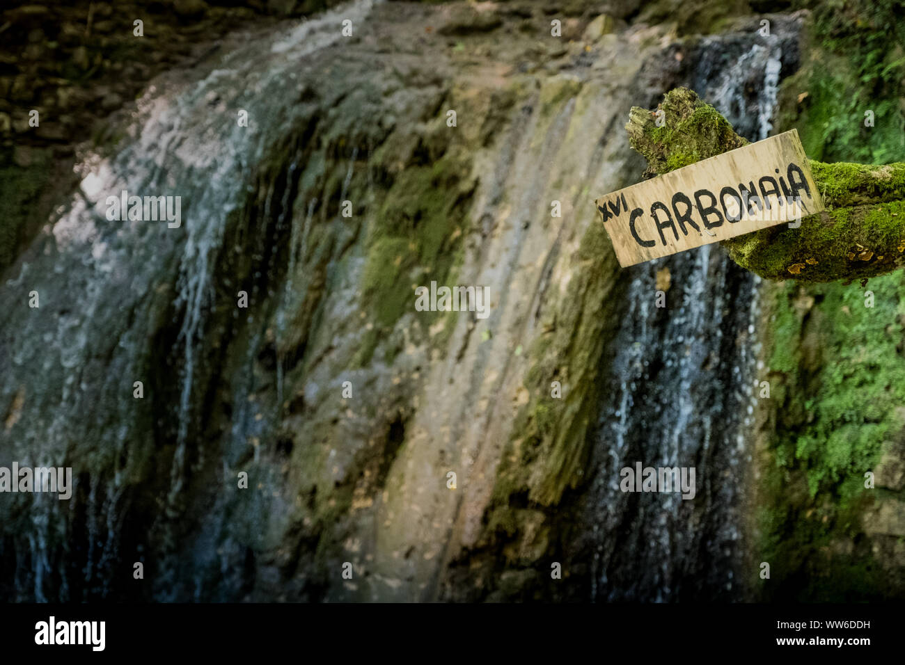 Excursion de trekking dans le froid et d'eaux cristallines de la chute d'Ghiaccioni Chianni, dans la municipalité de Castellina Marittima, Pise, Toscane Banque D'Images
