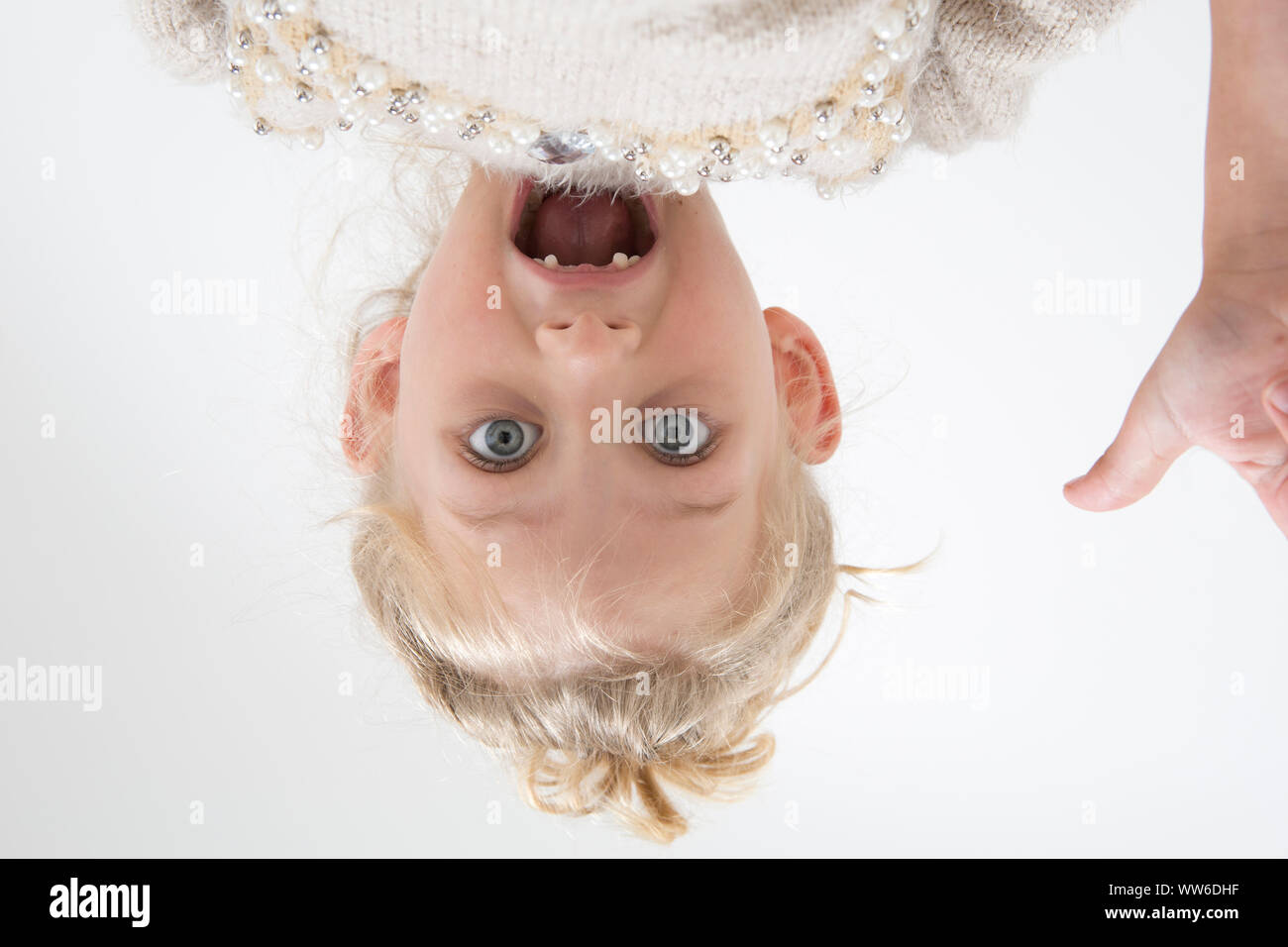 Enfant avec écart de dent sur la tête, portrait Banque D'Images