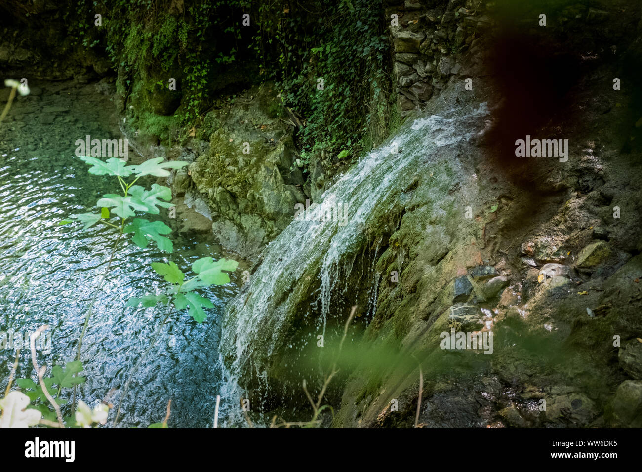 Excursion de trekking dans le froid et d'eaux cristallines de la chute d'Ghiaccioni Chianni, dans la municipalité de Castellina Marittima, Pise, Toscane Banque D'Images