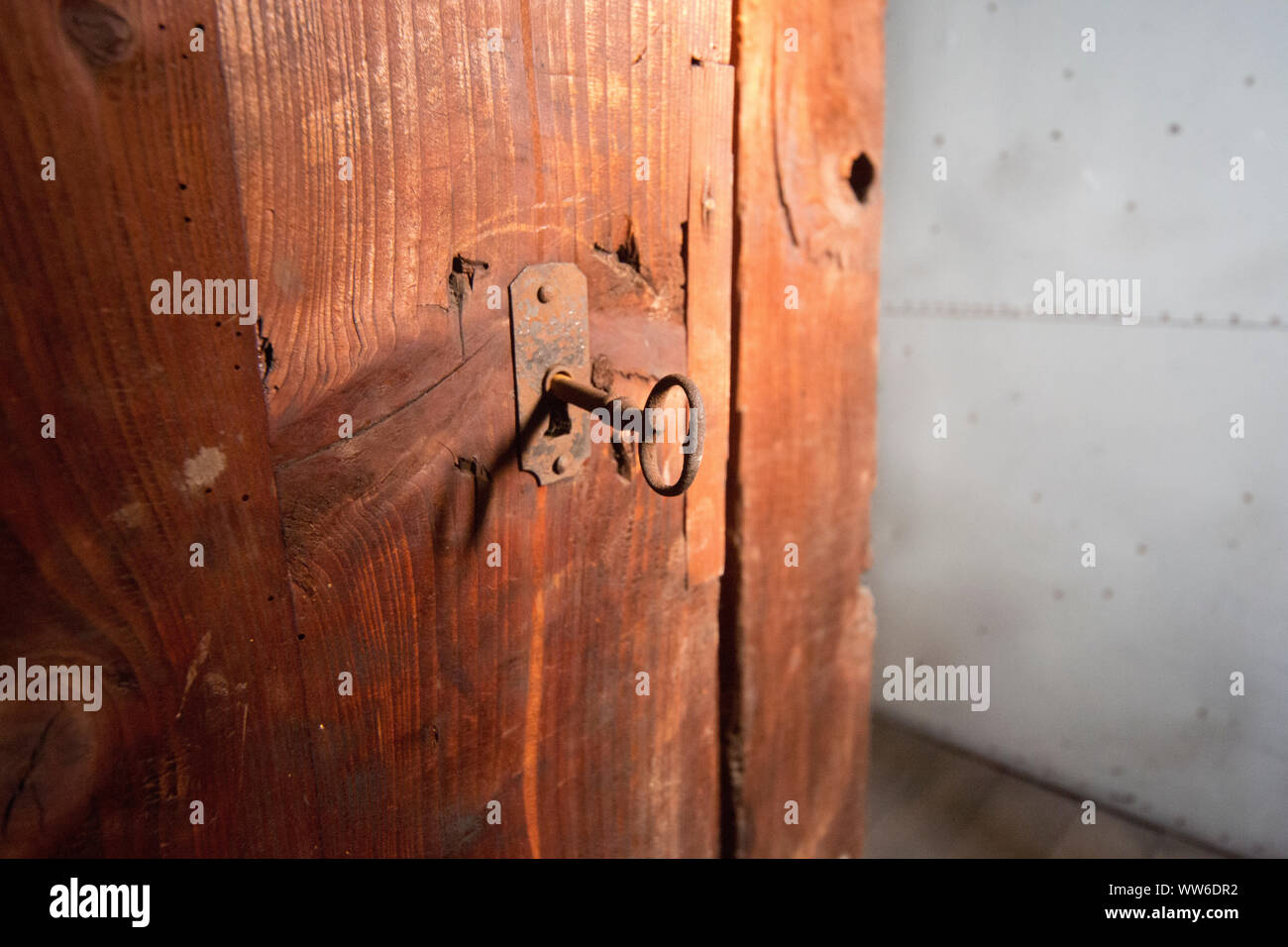 Meubles anciens en bois avec serrure de porte, close-up Banque D'Images