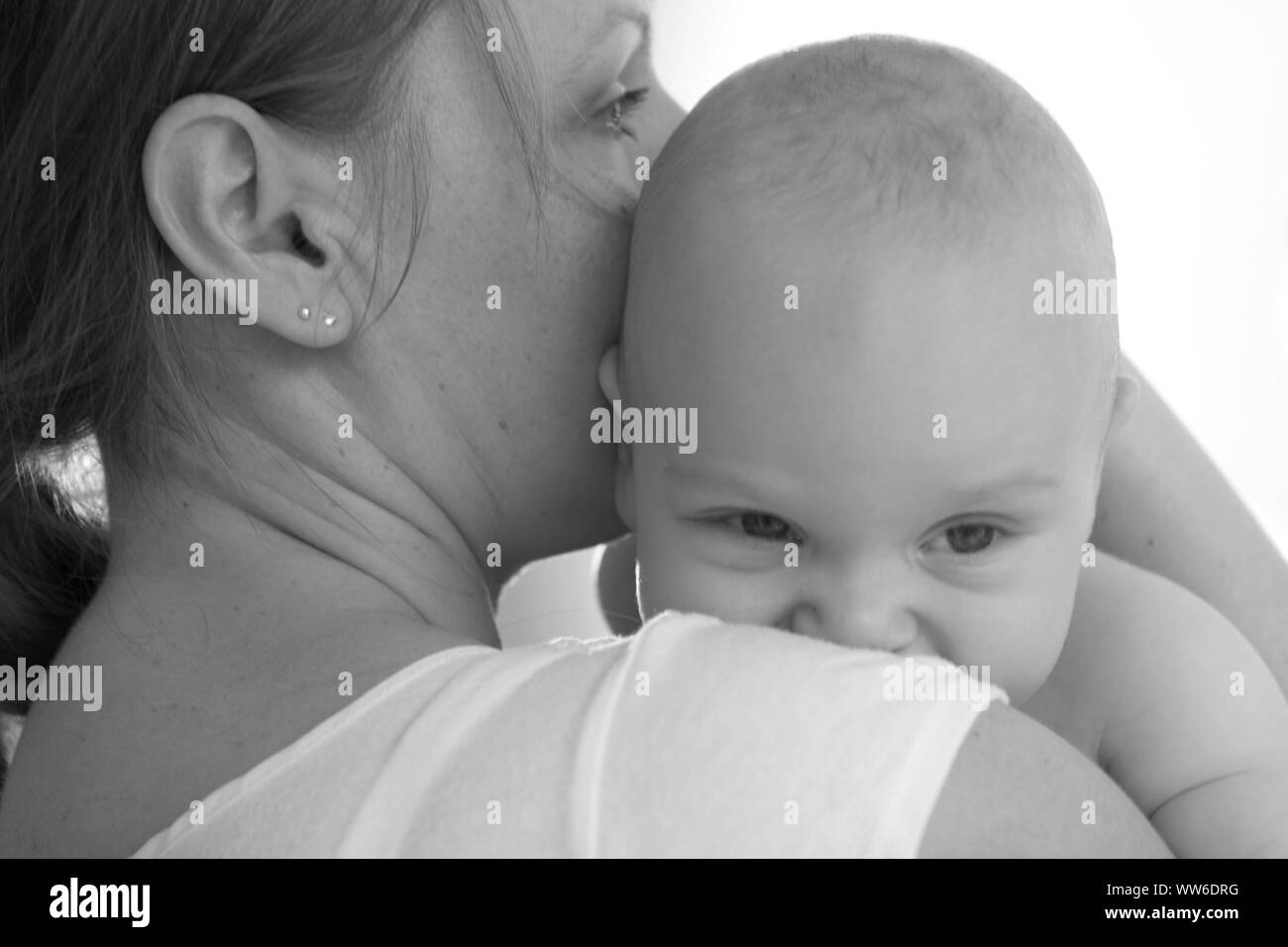 Mère avec bébé sur le bras, portrait Banque D'Images