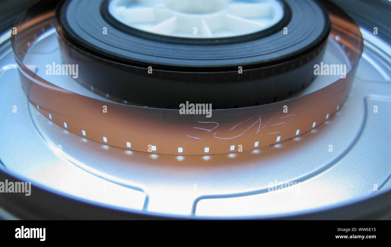 Rouleau de film 16mm super développés sur un négatif Bobby en boîte. Film 16 mm est un populaire et économique de pellicule de jauge. Banque D'Images