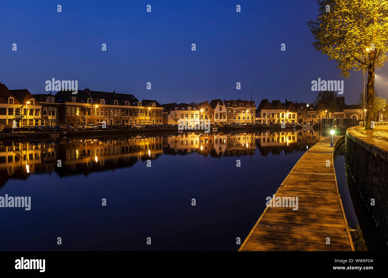 Réflexions sur la rivière Spaarne bâtiments au crépuscule, Haarlem, Pays-Bas Banque D'Images