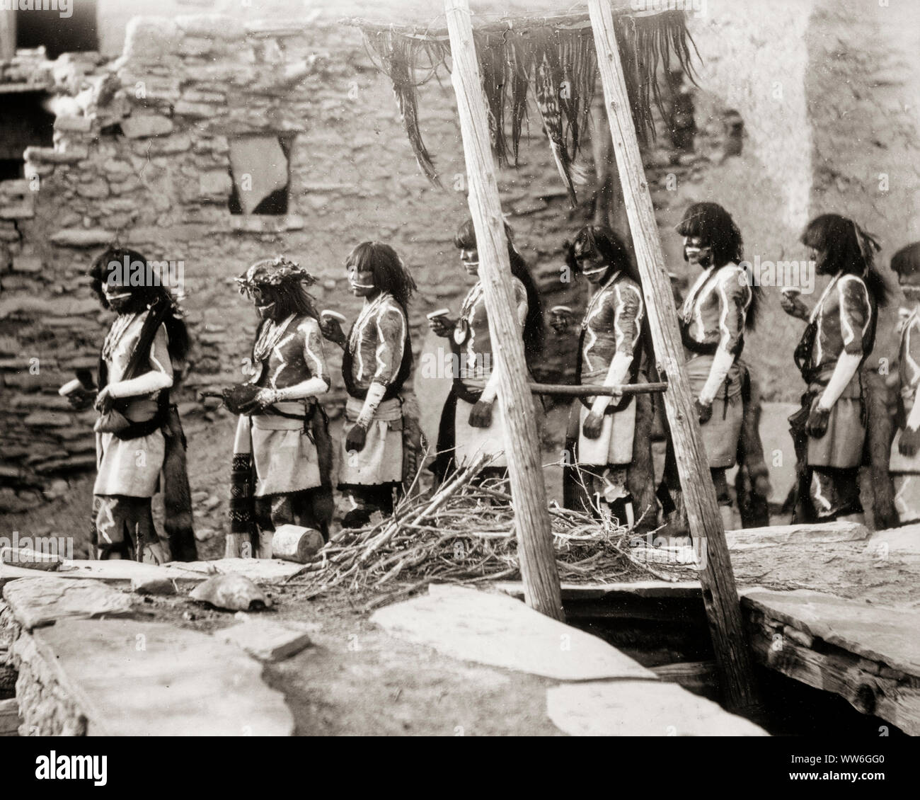 1898 19ème siècle, LES INDIENS PUEBLO HOPI PERSONNES HOMMES DANSE DU SERPENT ANTELOPE PRÊTRES LAISSANT KIVA ARIZONA USA - q73400 CPC001 de l'ANTILOPE D'AMÉRIQUE DU NORD DE HARS 1898 serpent d'excitation de l'aventure du 19e siècle, les prêtres de la tradition amérindienne Pueblo de l'ARIZONA DANSE DU SERPENT ANTELOPE prêtres américains indigènes de carrosserie peinture AZ NOIR ET BLANC ROBE indigène kiva hopi old fashioned Banque D'Images