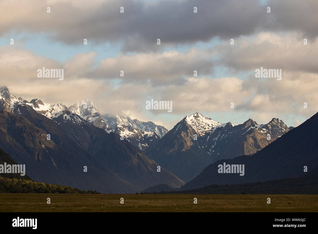 Les montagnes qui s'élèvent de la terre de Nouvelle-Zélande remplissent la terre de splendeur. Snow capped, Mount Cook, Glenarchy, Wanaka Banque D'Images