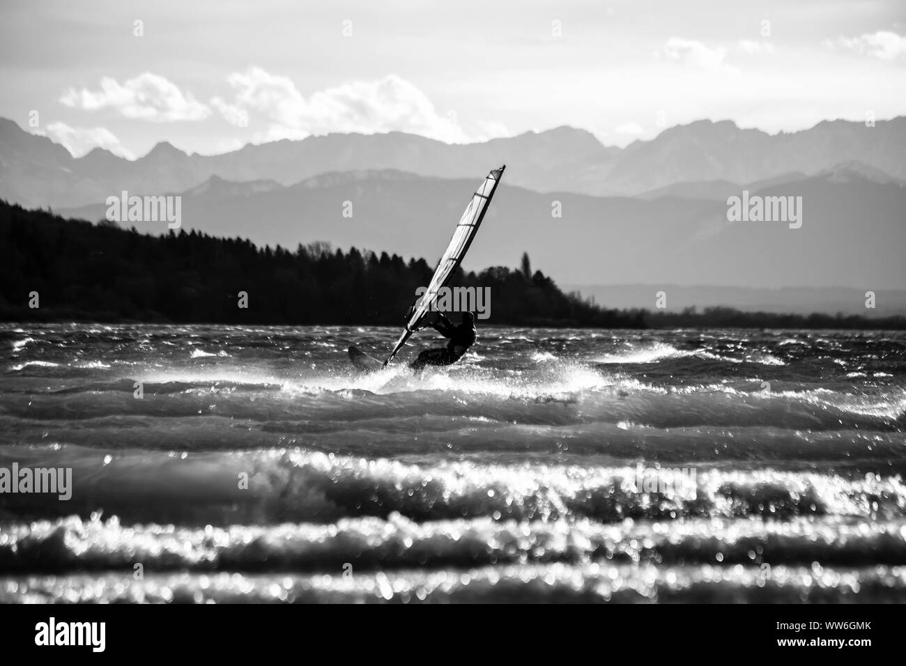 Windsurfer dans du vent fort à l'Ammersee, Bavière Banque D'Images